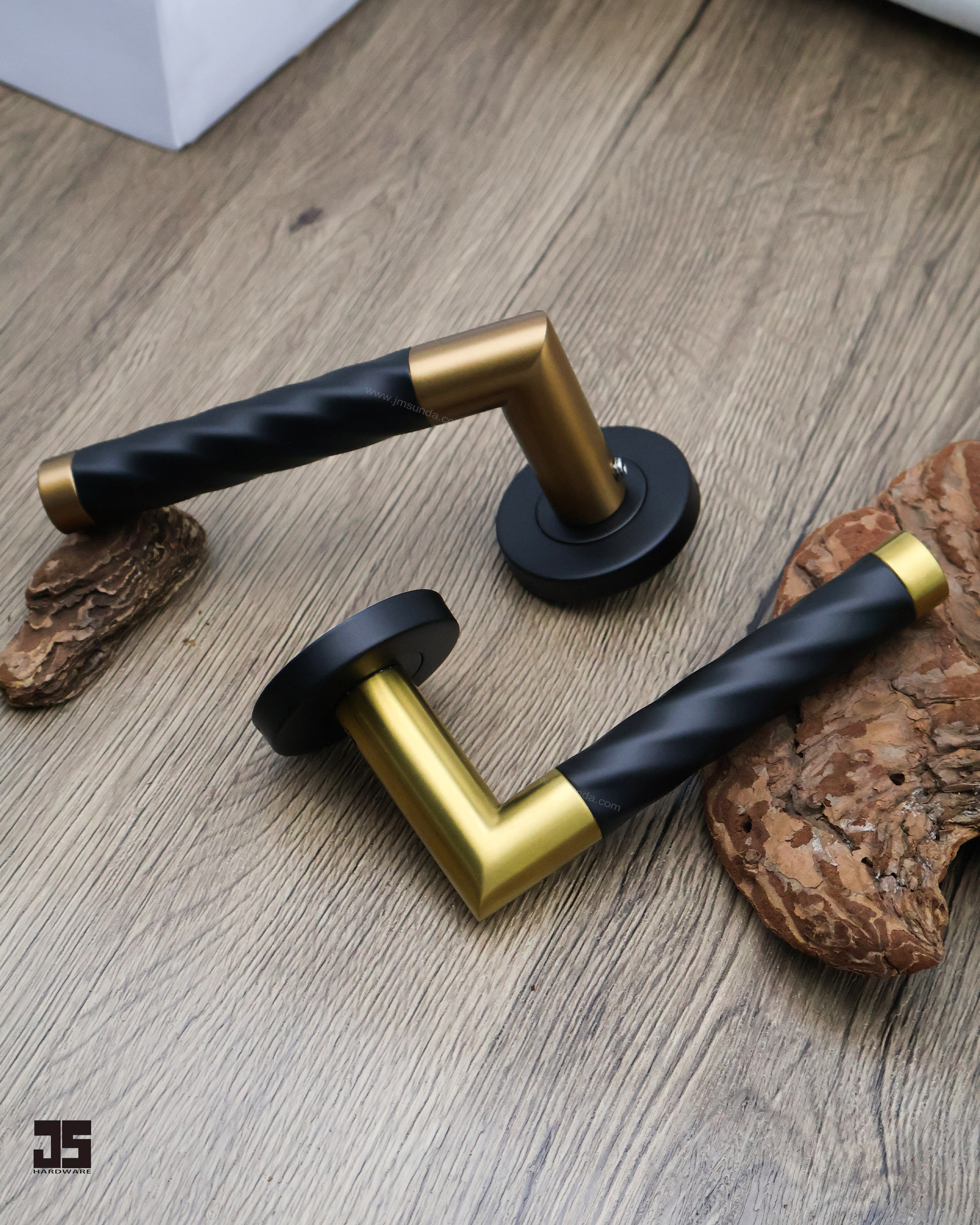 black-gold-twisted-door-handle-modern-interior