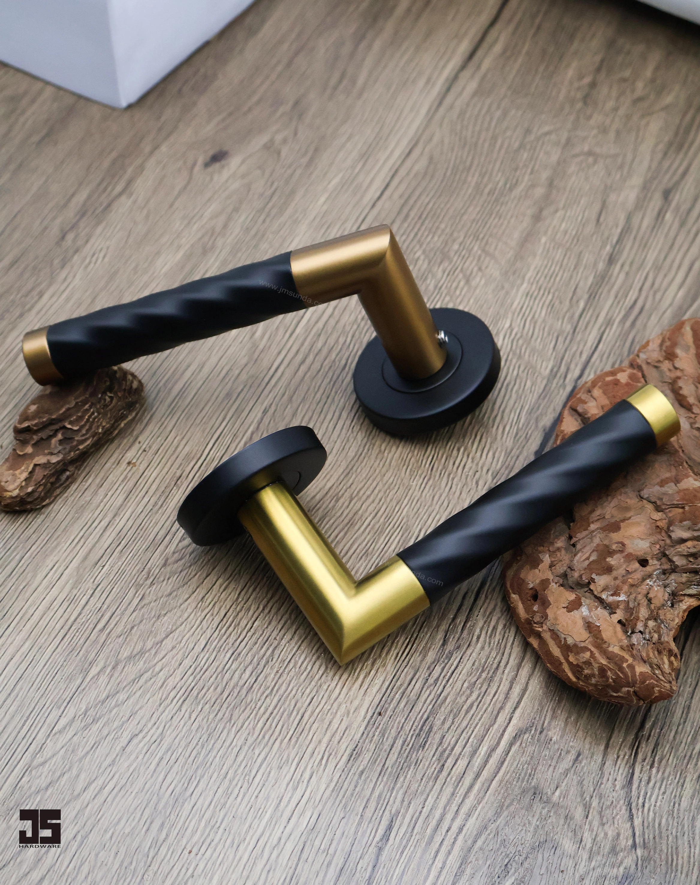 Black And Gold Twisted Door Handle for Modern Interior Hardware Collections