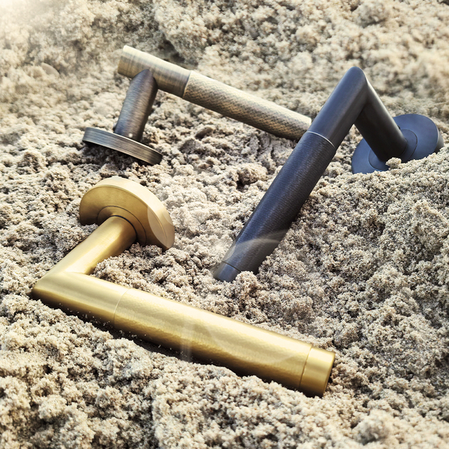 China New Design Light Hammered Door Handle for Wooden Door